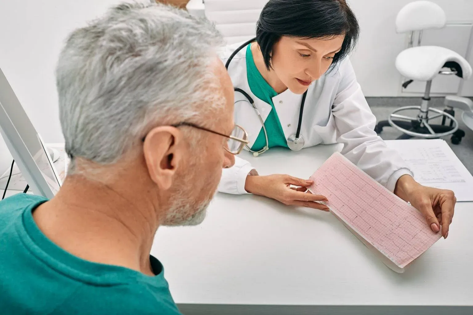 bigstock-Experienced-Doctor-Consulting--456423427-min