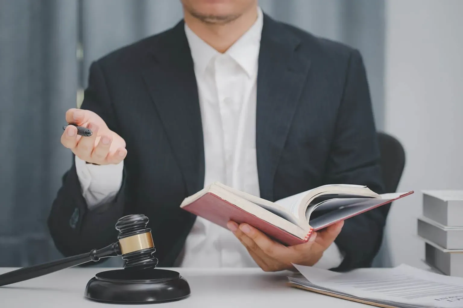 bigstock-Lawyer-Discussion-Advisor-To-C-461307873-min-1536x1024.webp