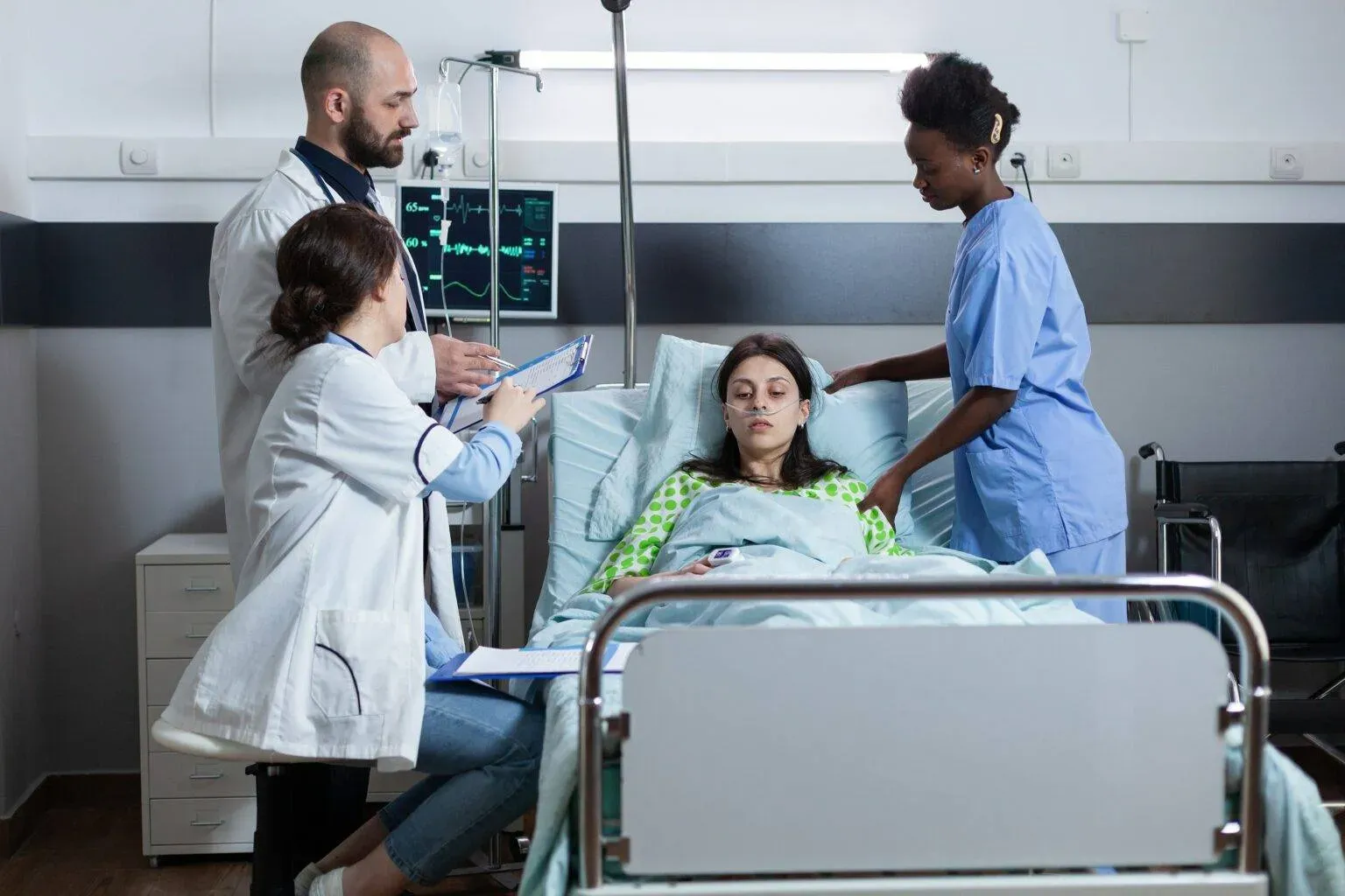 bigstock-Team-Of-Doctors-Discussing-Pat-451432771-min-1536x1024.webp