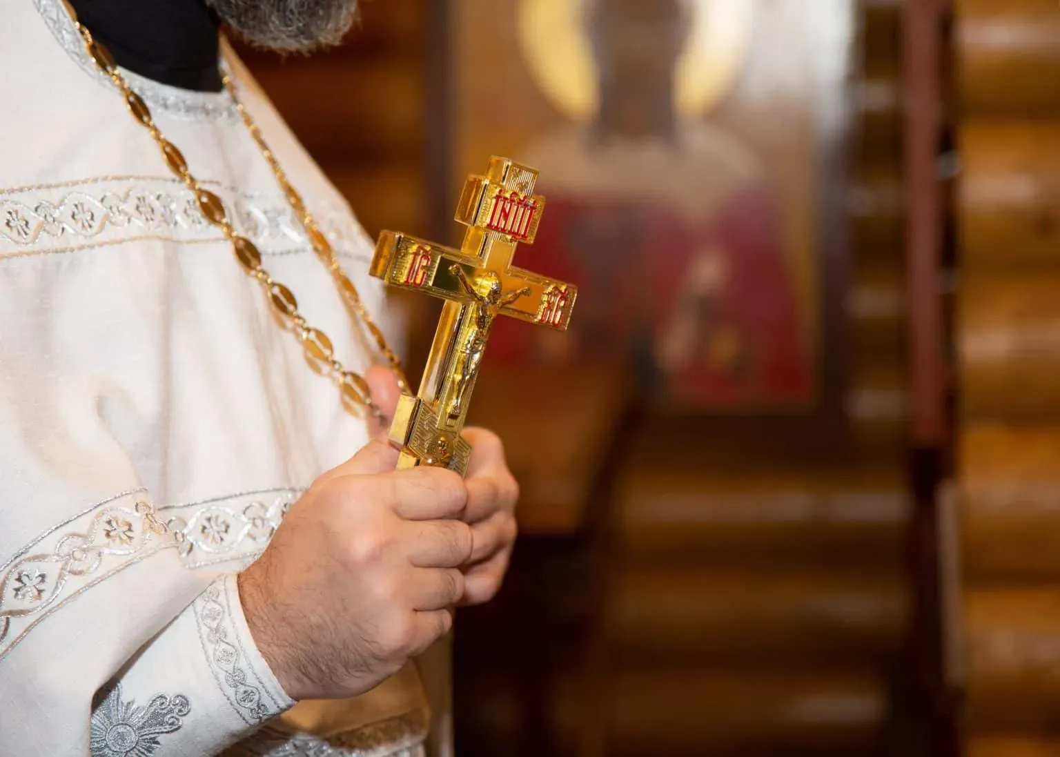 bigstock-The-Priest-Of-The-Orthodox-Chu-445083827-min-1536x1097 (2).webp