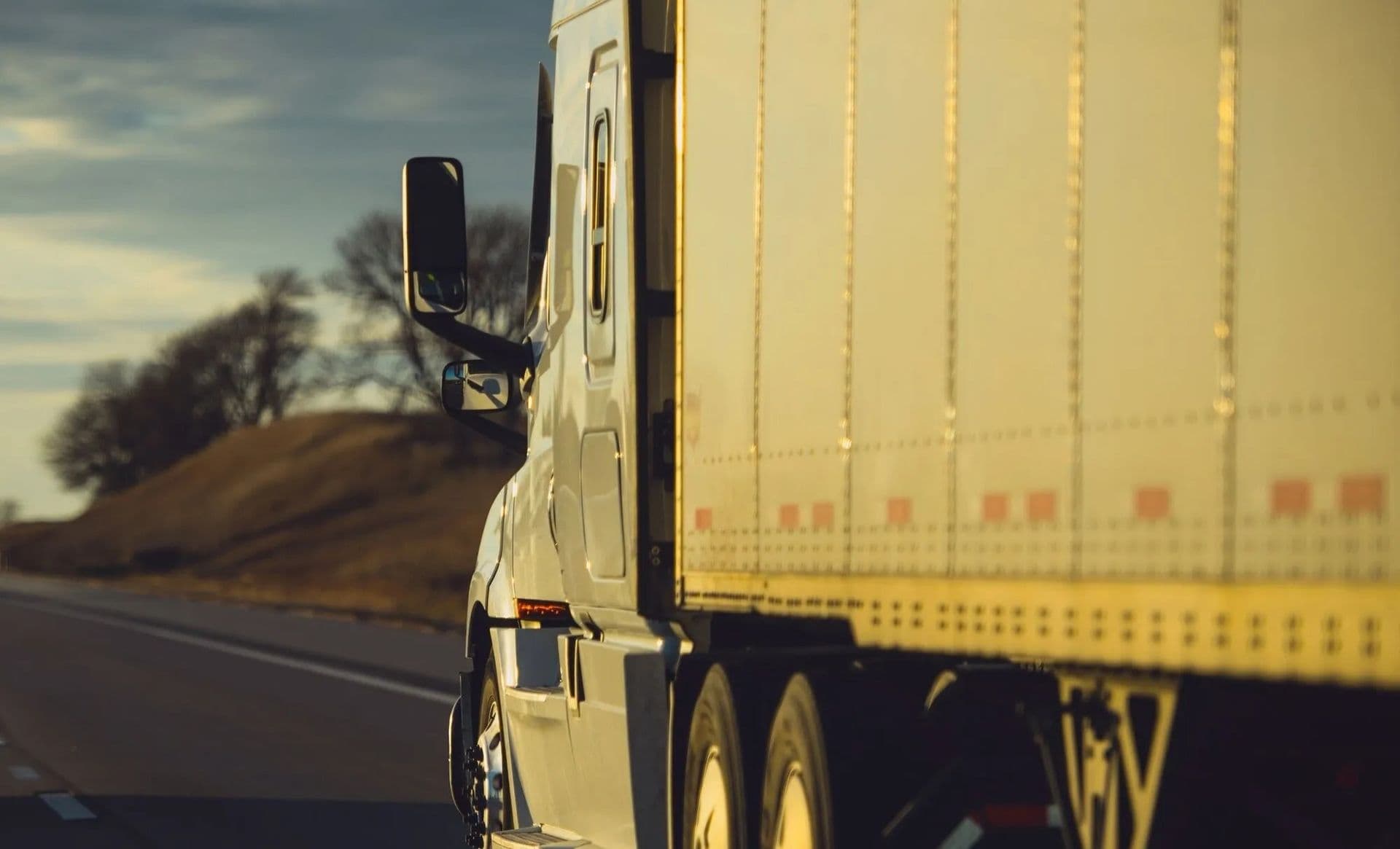 imgi_84_imgi_37_semi_truck_on_an_american_interstate_highway_aunqy0wd4xhtd4snuou7hk.jpg