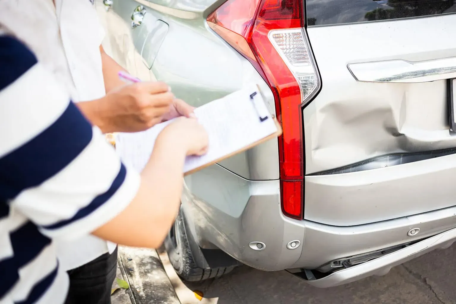 insurance-agent-writing-on-cli-1536x1024 (1).webp