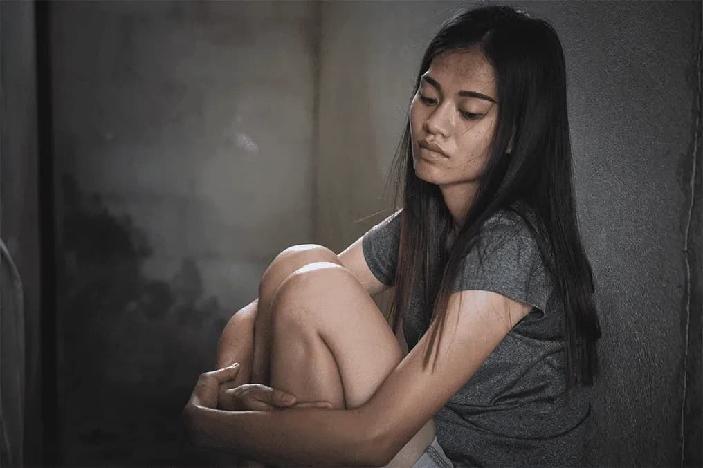 young-depressed-woman-domestic